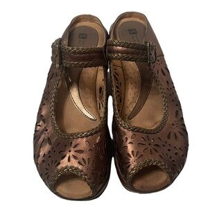 White Mountain Bronze Shoes Size 9.5